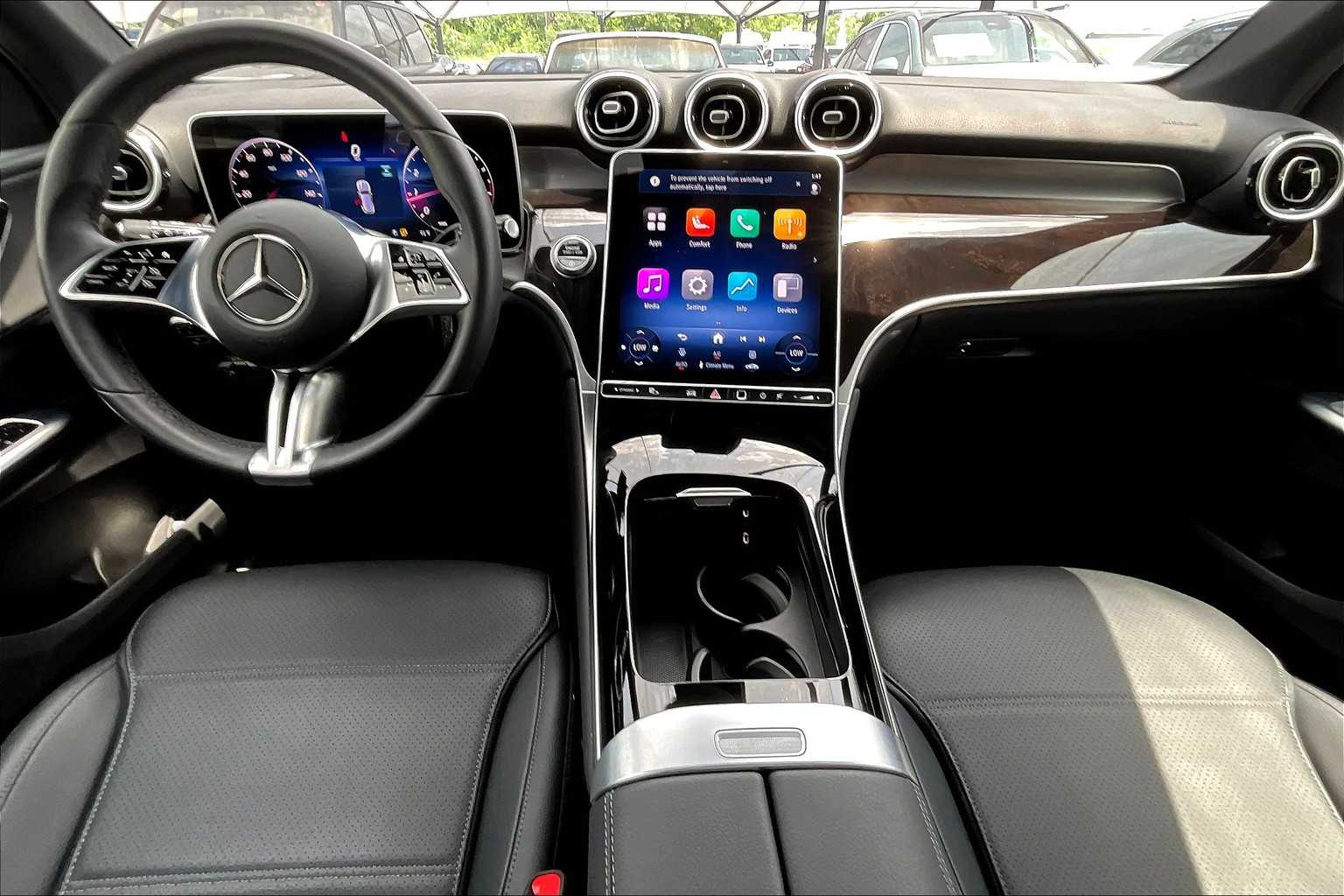2025 Mercedes Benz GLC 300 photo 6