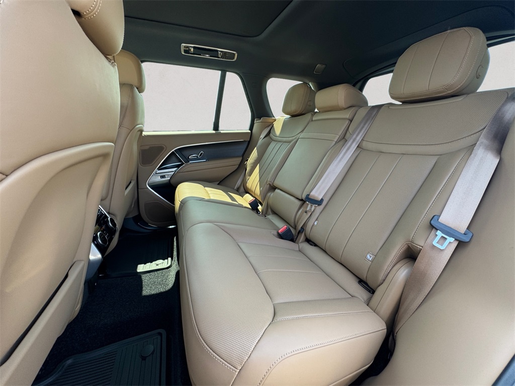 2025 Land Rover Range Rover SE photo 13