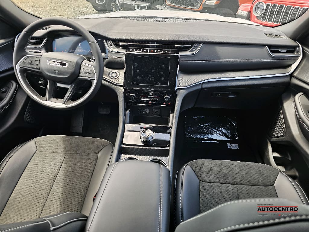 2025 Jeep Grand Cherokee Laredo Altitude photo 3