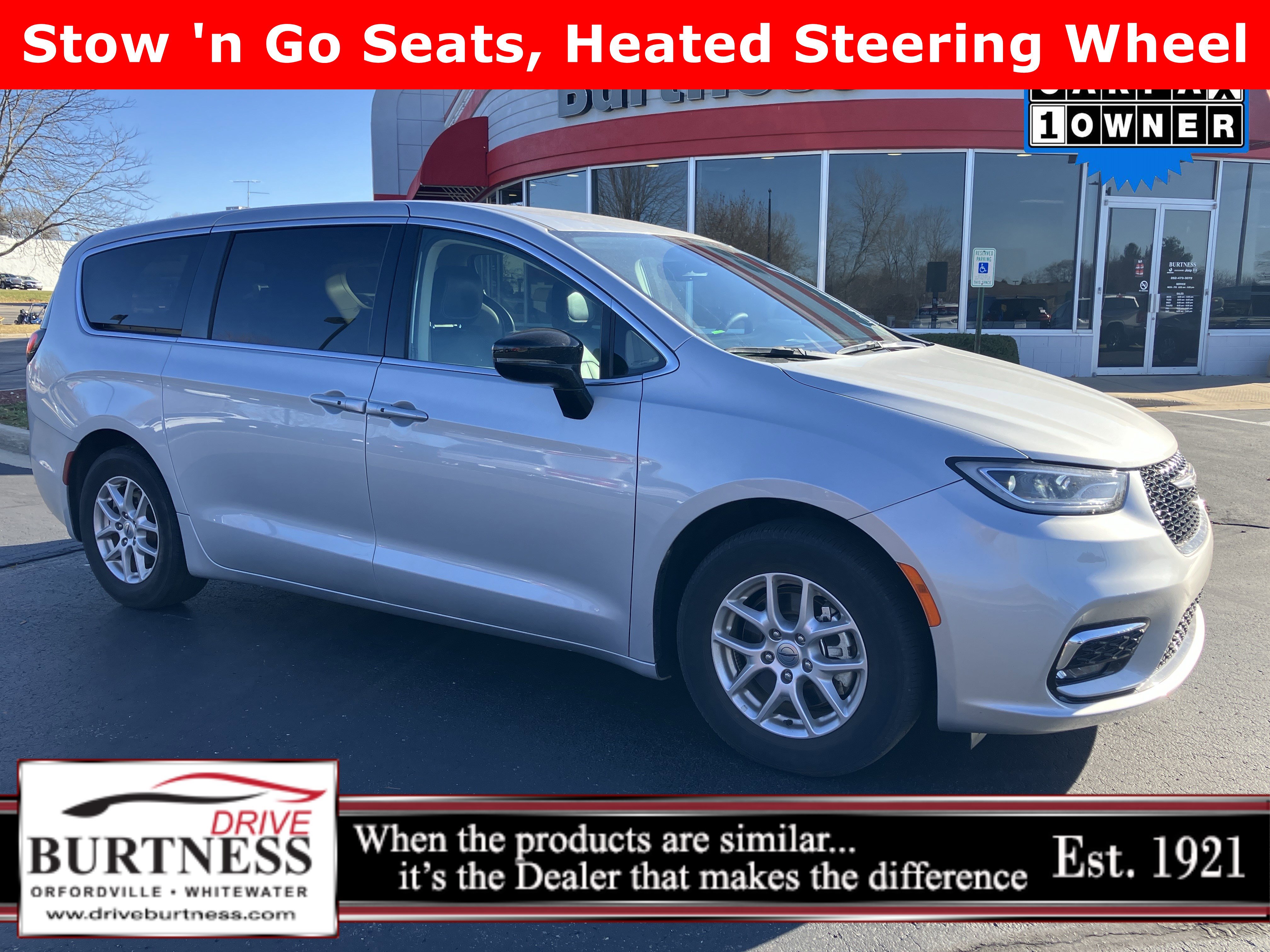 2024 Chrysler Pacifica Touring L's photo