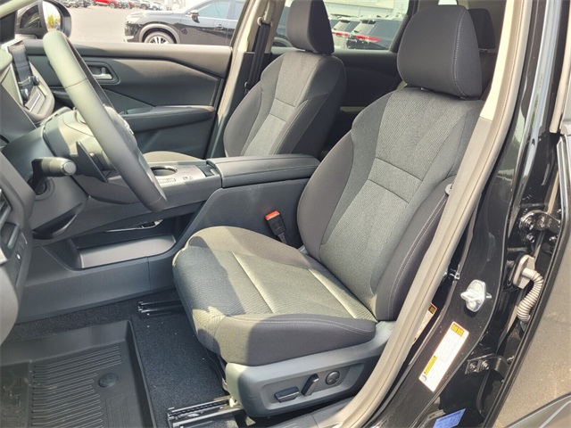 2025 Nissan Rogue SV photo 6