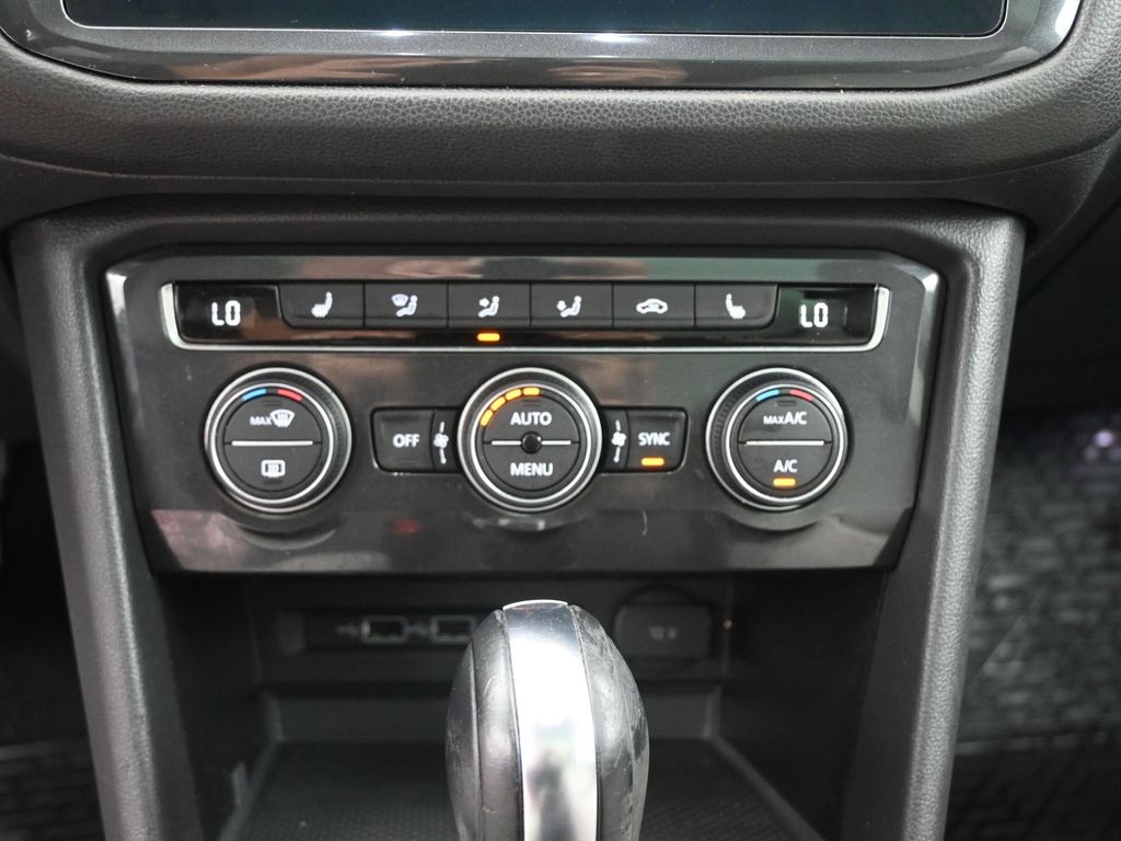 2019 Volkswagen Tiguan SEL photo 3