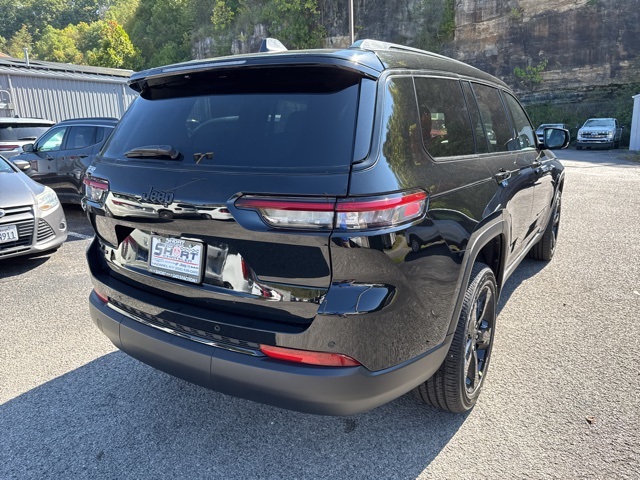 2025 Jeep Grand Cherokee Altitude photo 2