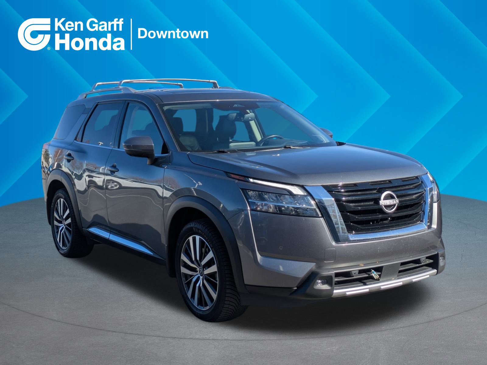 2022 Nissan Pathfinder Platinum's photo