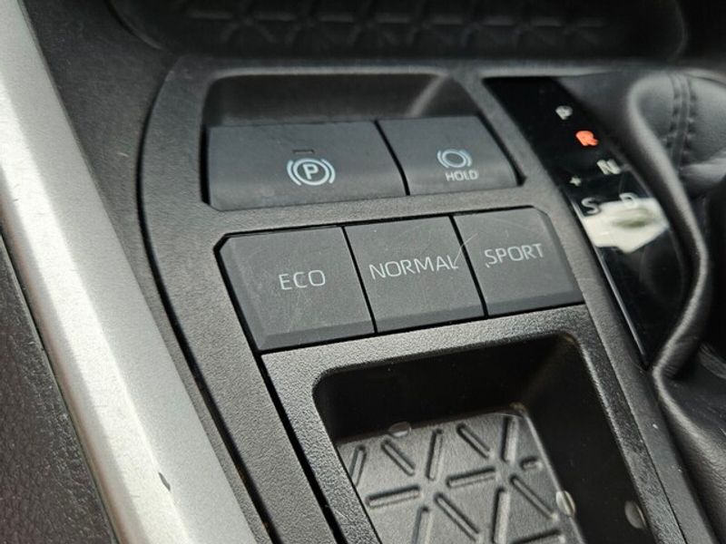 2023 Toyota RAV4 XLE photo 20
