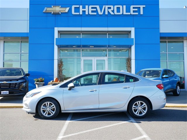 Used 2018 Chevrolet Cruze LT with VIN 1G1BE5SMXJ7161271 for sale in Roseville, Minnesota