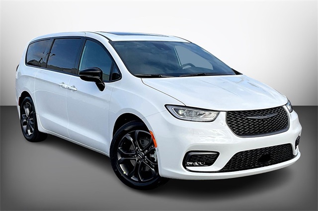 2026 Chrysler Pacifica Select's photo