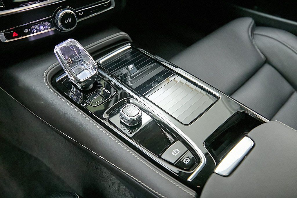 2024 VOLVO S90 - Image 16