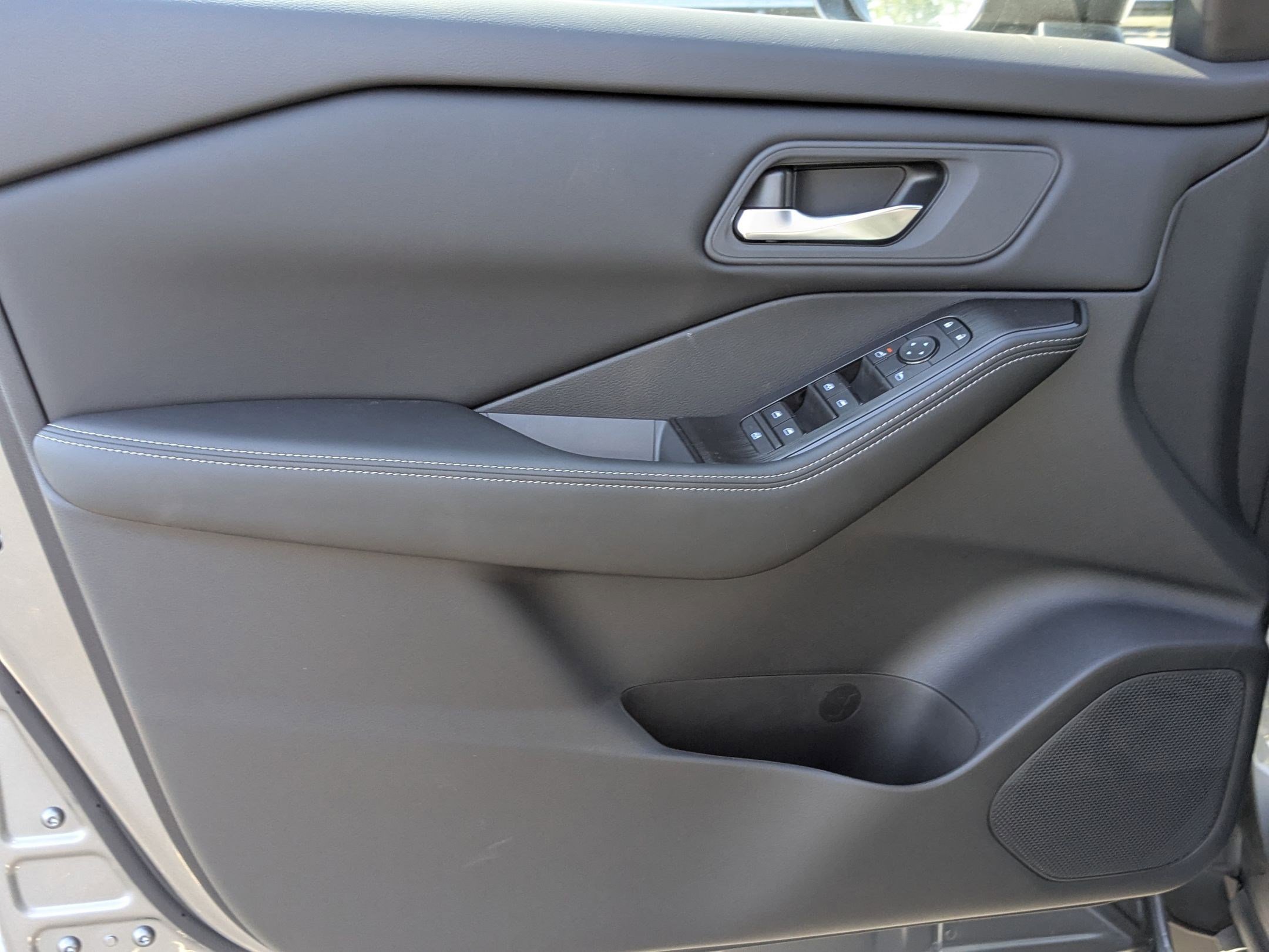 2026 Nissan Rogue SV photo 10