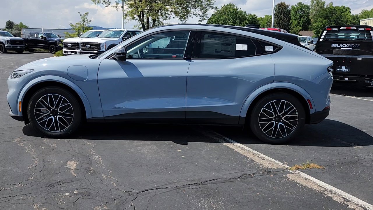 2025 Ford Mustang Mach-E Premium photo 3