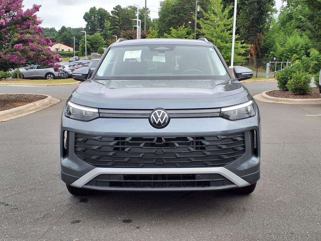 2025 Volkswagen Tiguan SE photo 2
