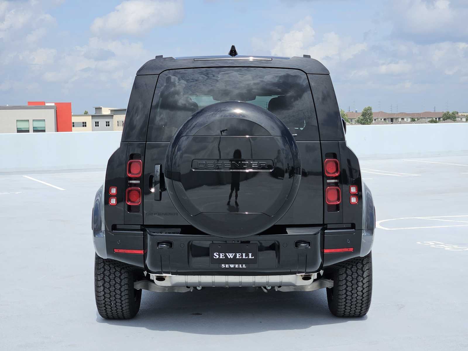 2025 Land Rover Defender 110 X-Dynamic SE photo 6