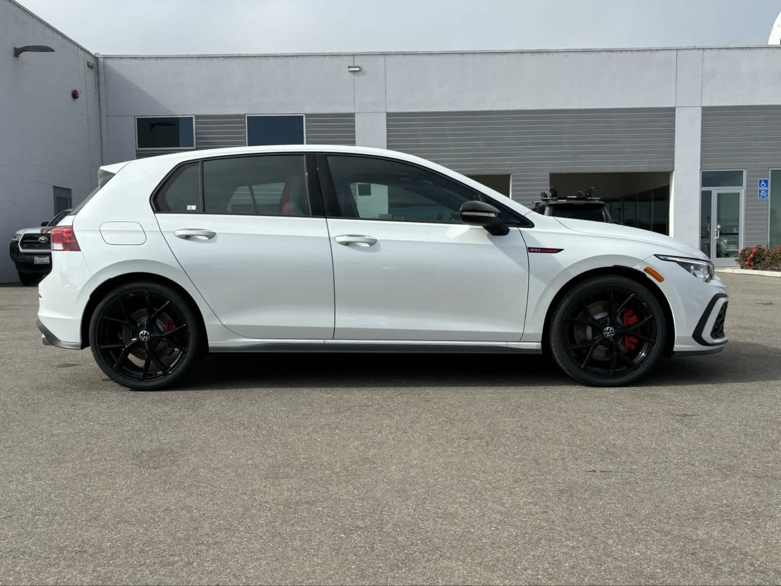 2024 Volkswagen Golf GTI 380 SE photo 2