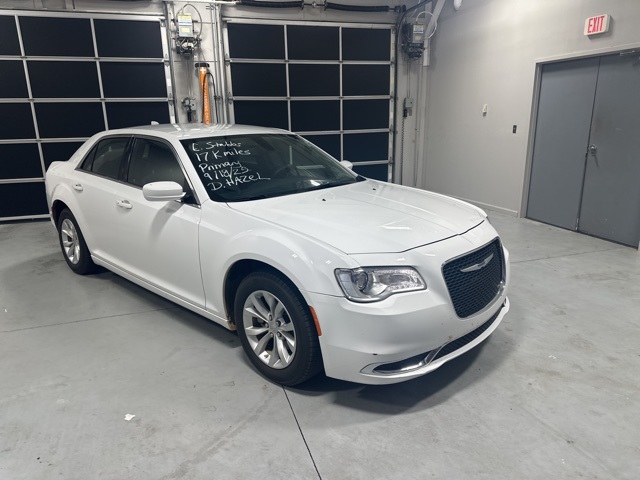 2023 Chrysler 300 Touring photo 11