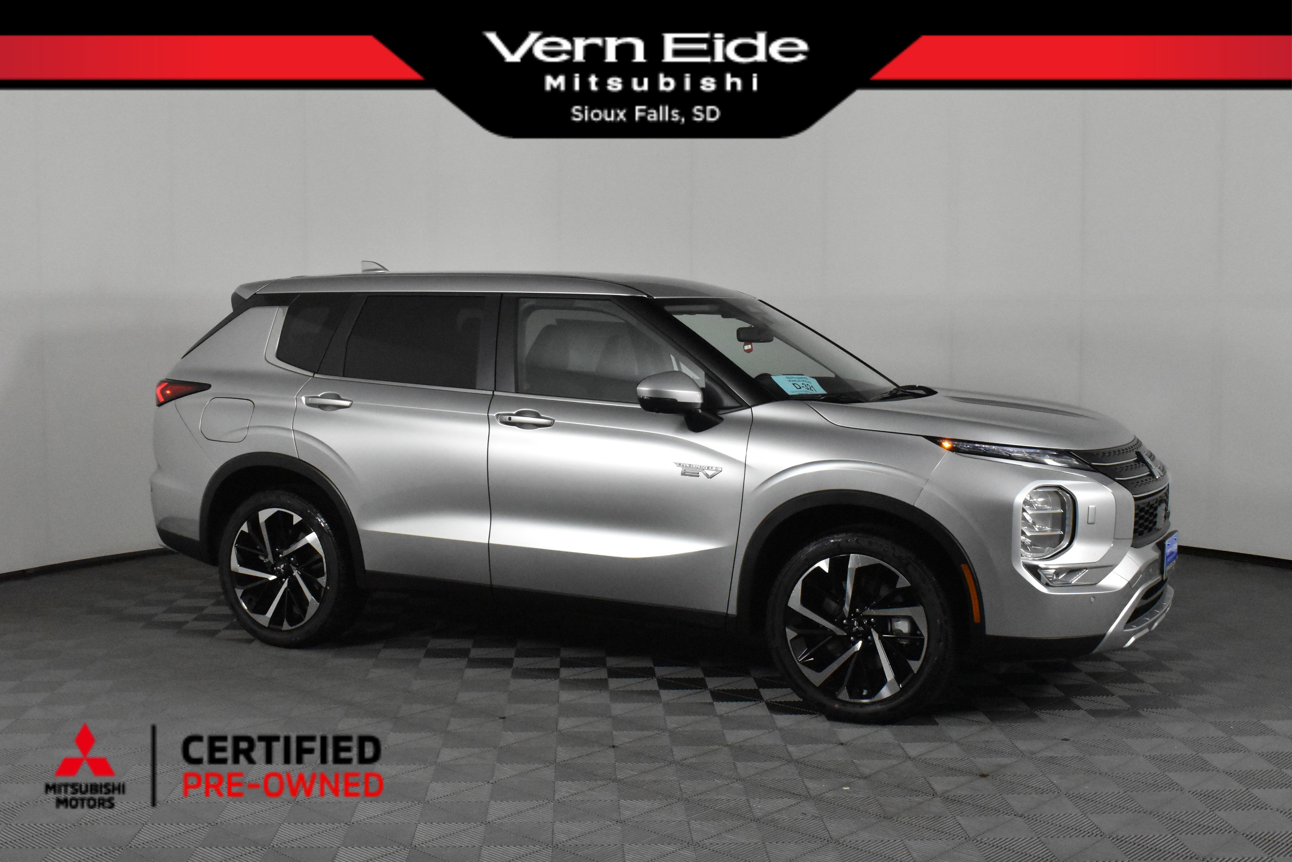 2025 Mitsubishi Outlander Plug-in Hybrid SE's photo