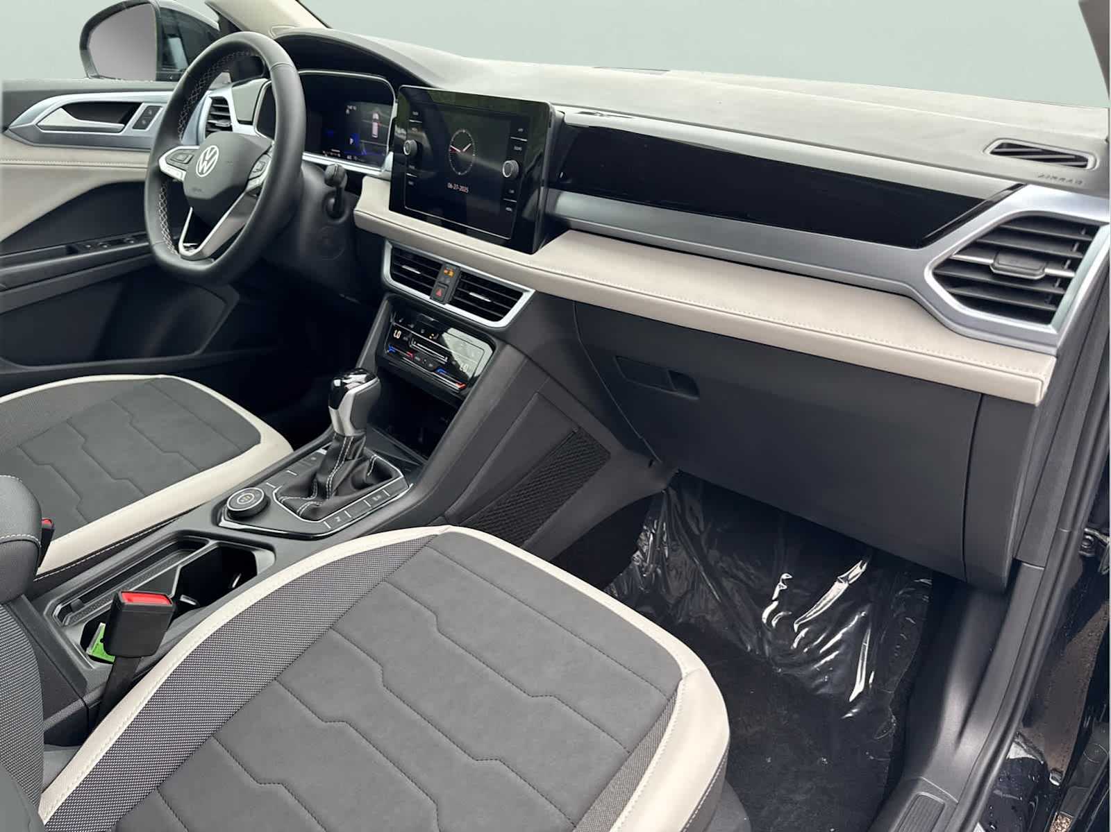 2025 Volkswagen Taos SE photo 9