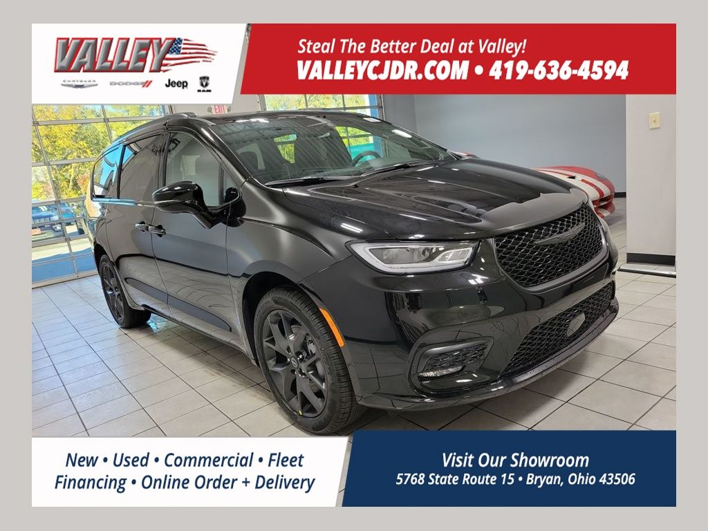 2026 Chrysler Pacifica Limited's photo