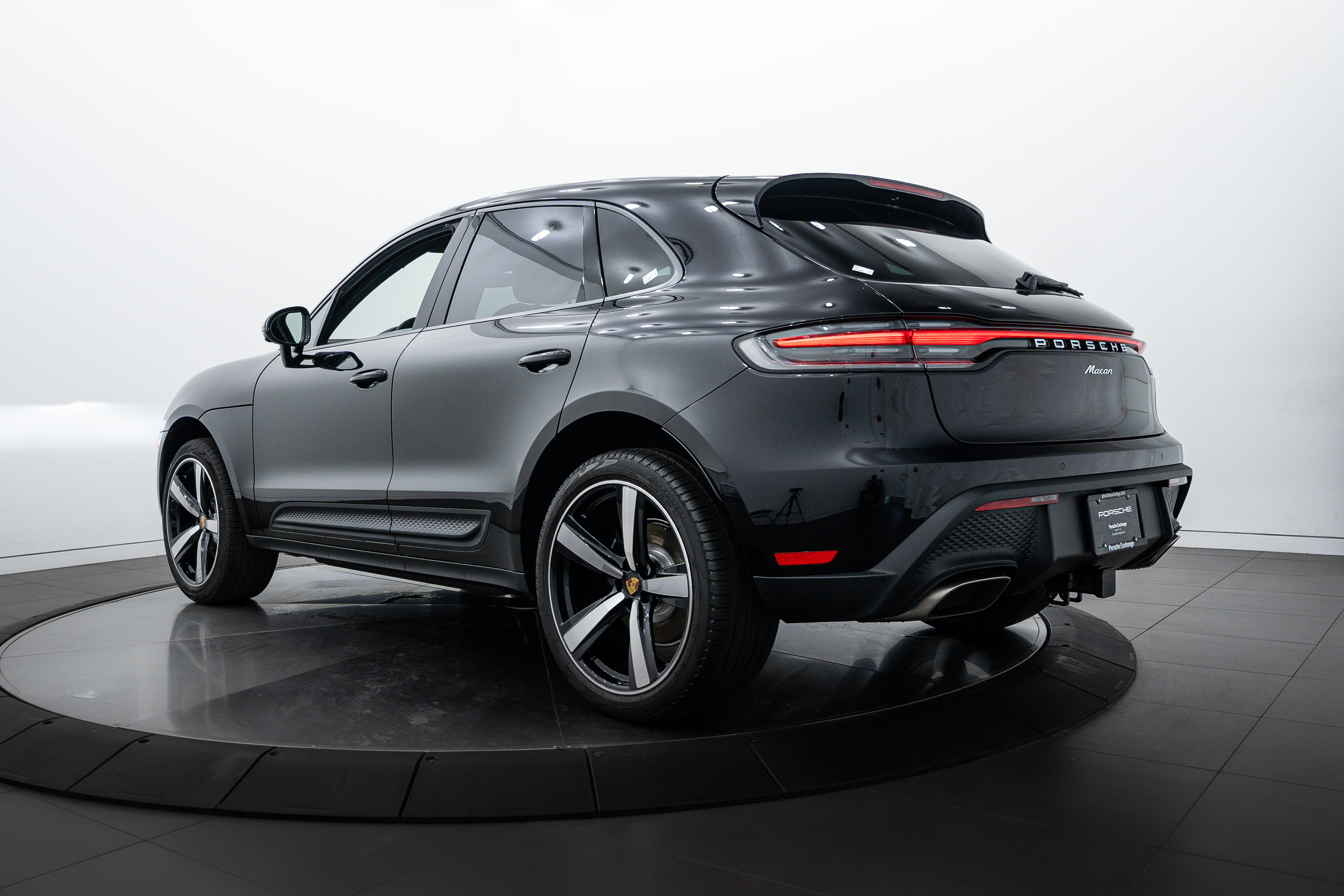 2025 Porsche Macan Base photo 3