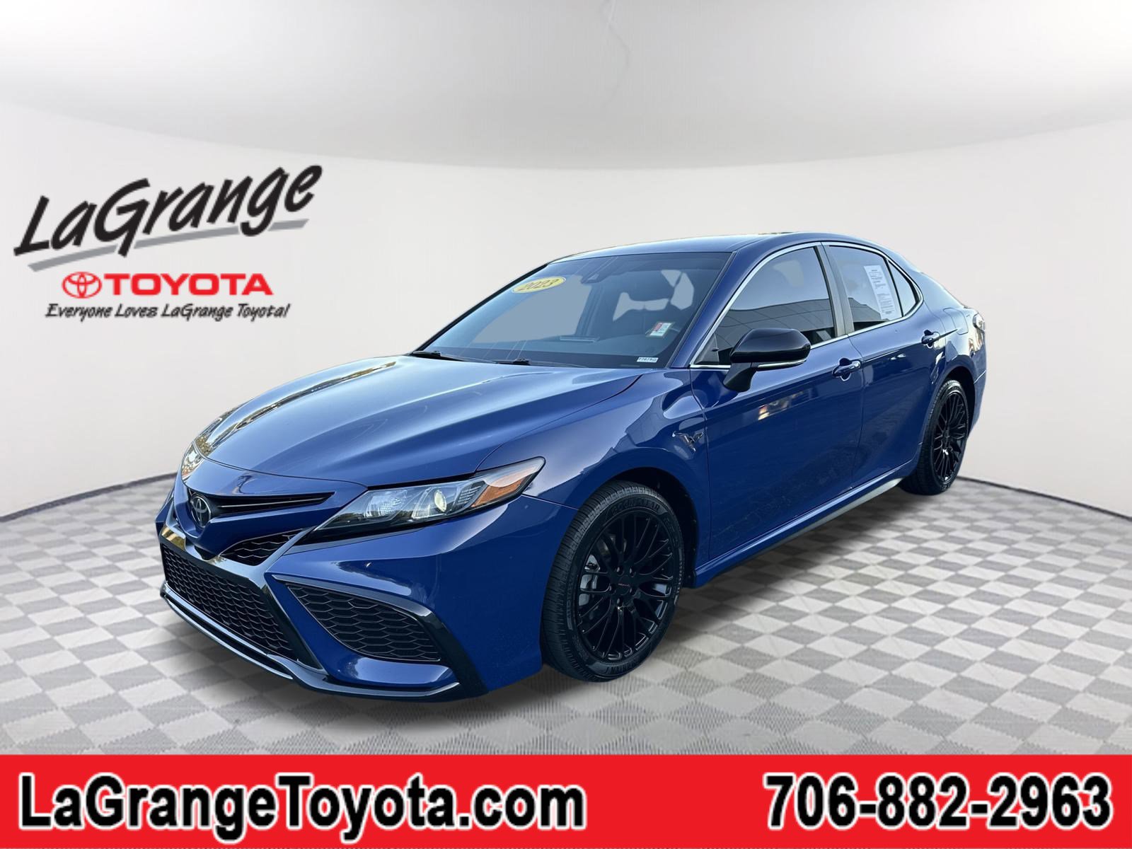 2023 Toyota Camry SE's photo