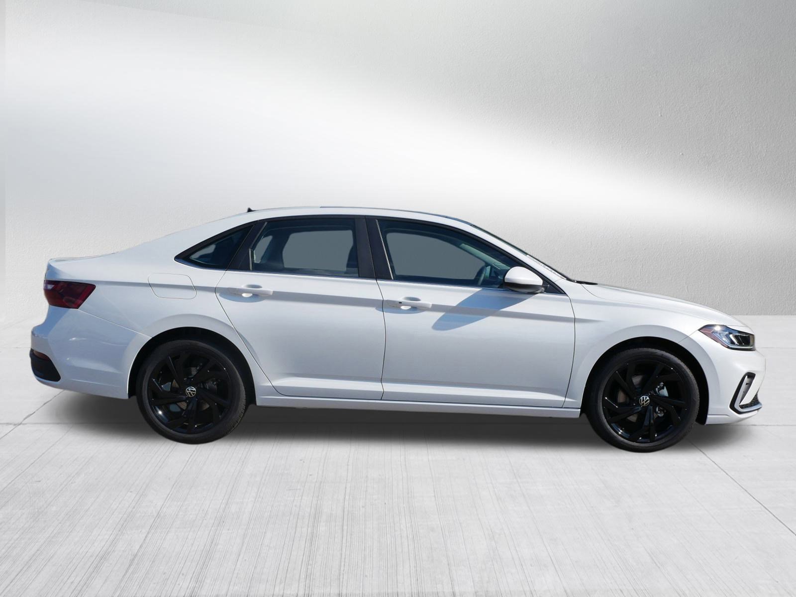 2025 Volkswagen Jetta SE photo 2