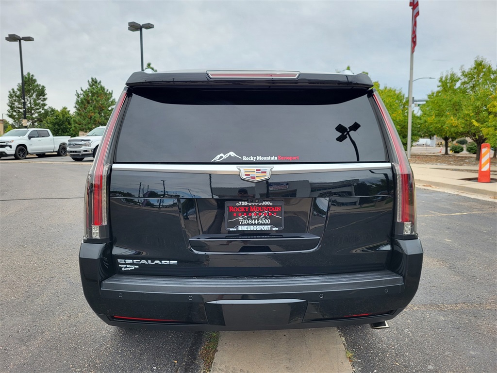 2017 Cadillac Escalade Luxury photo 4
