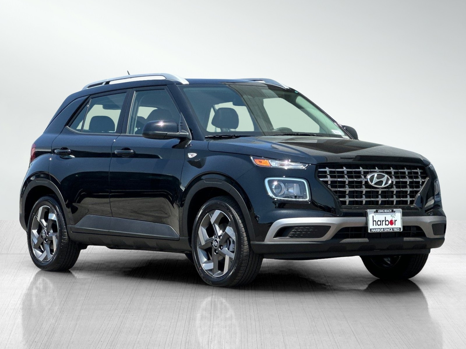 2025 Hyundai Venue SEL photo 2