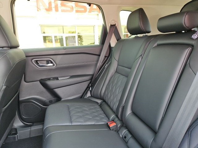 2025 Nissan Rogue Platinum photo 15