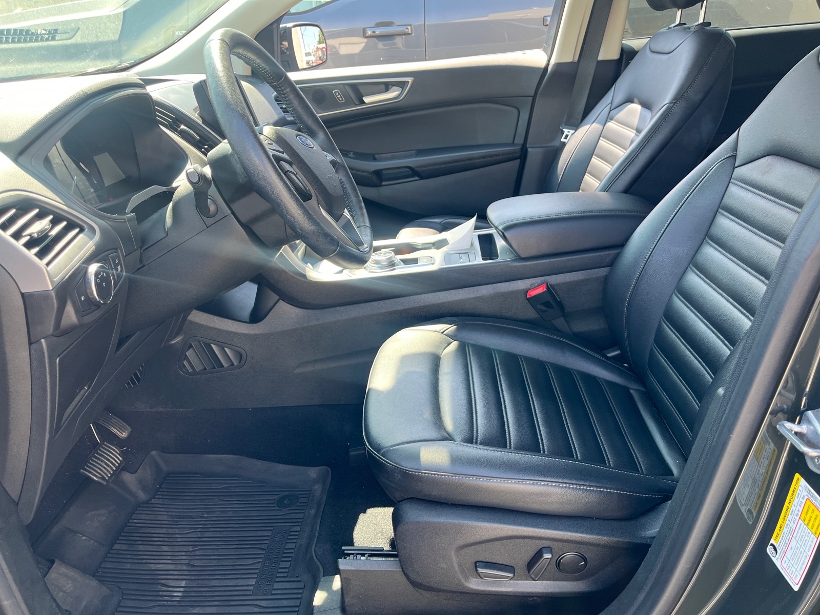 2022 Ford Edge SEL photo 6