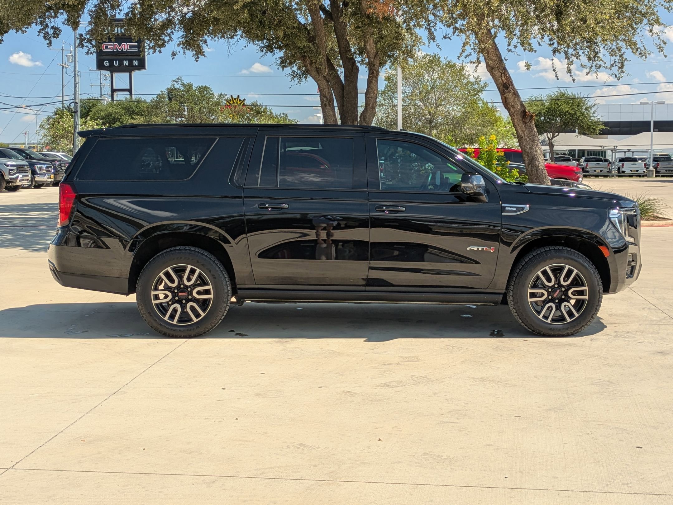 2023 Gmc Yukon XL AT4 photo 2