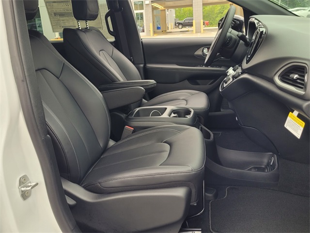 2025 Chrysler Voyager LX photo 15