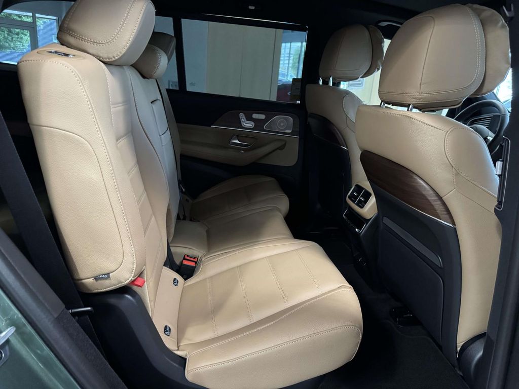 2026 Mercedes Benz GLS 450 4MATIC photo 20