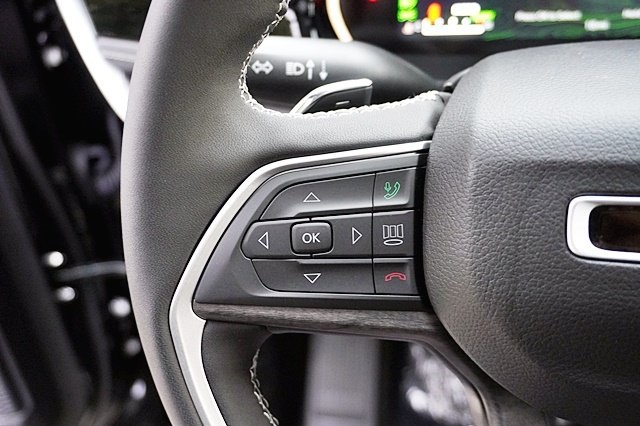 New 2023 Diamond Black Crystal Pearl-Coat Exterior Paint Jeep 4xe image 42