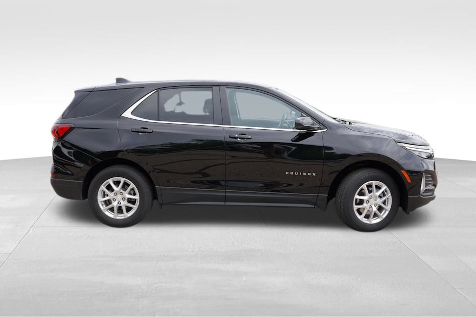 2022 Chevrolet Equinox LT photo 2