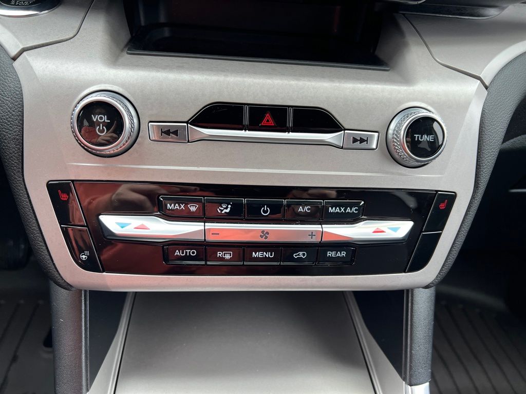 2023 Ford Explorer XLT photo 18