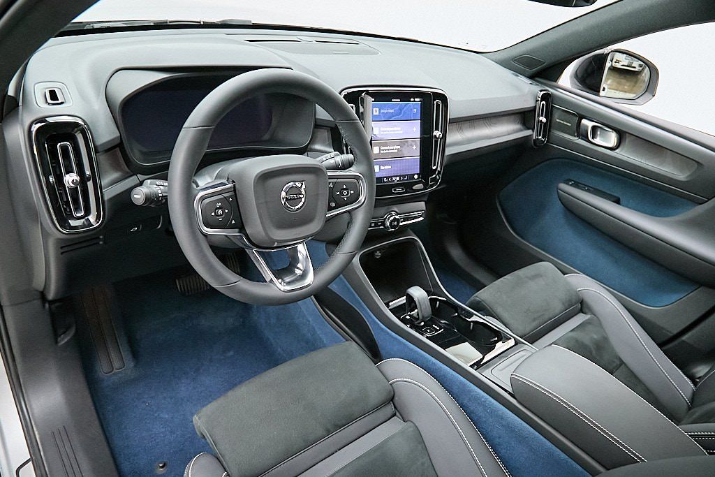 2023 VOLVO XC40 - Image 12