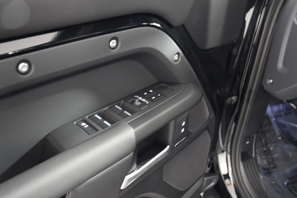 2025 Land Rover Defender 110 S photo 14