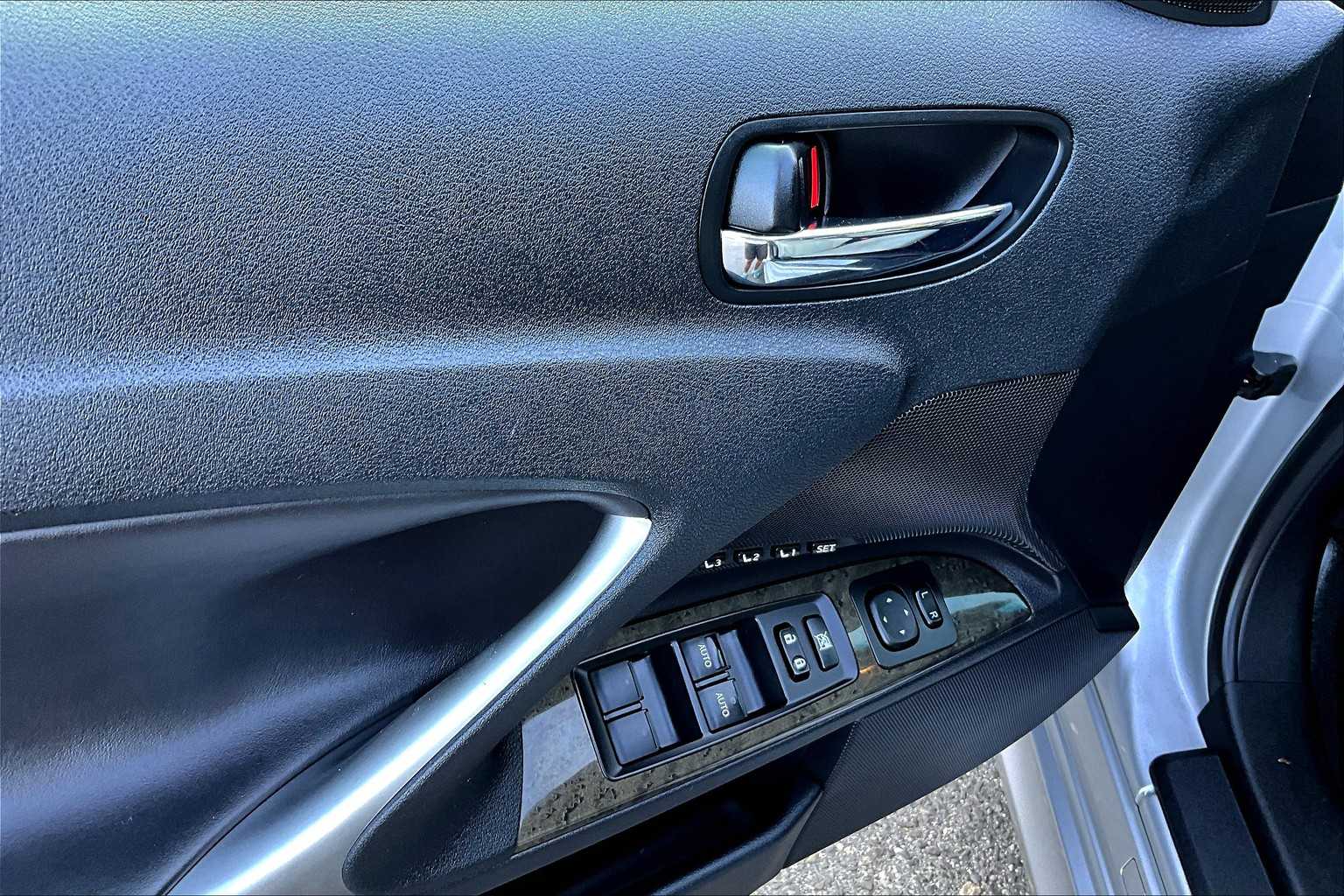 2011 Lexus IS 250C photo 28