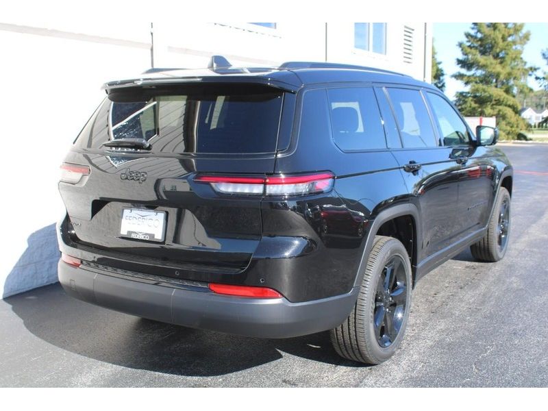 2025 Jeep Grand Cherokee Altitude photo 3
