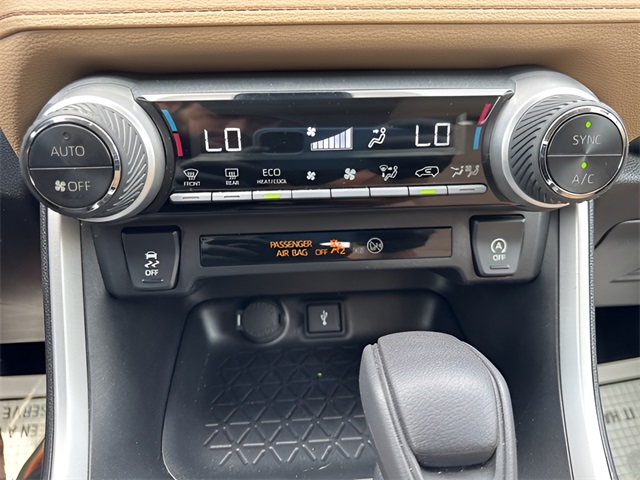 2021 Toyota RAV4 XLE photo 21