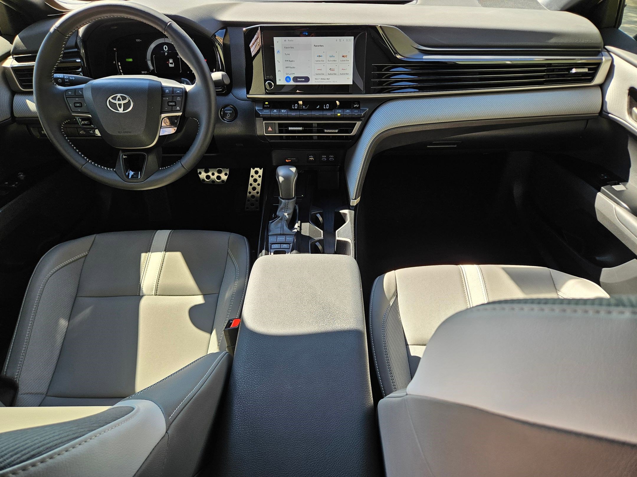 2025 Toyota Camry SE photo 16