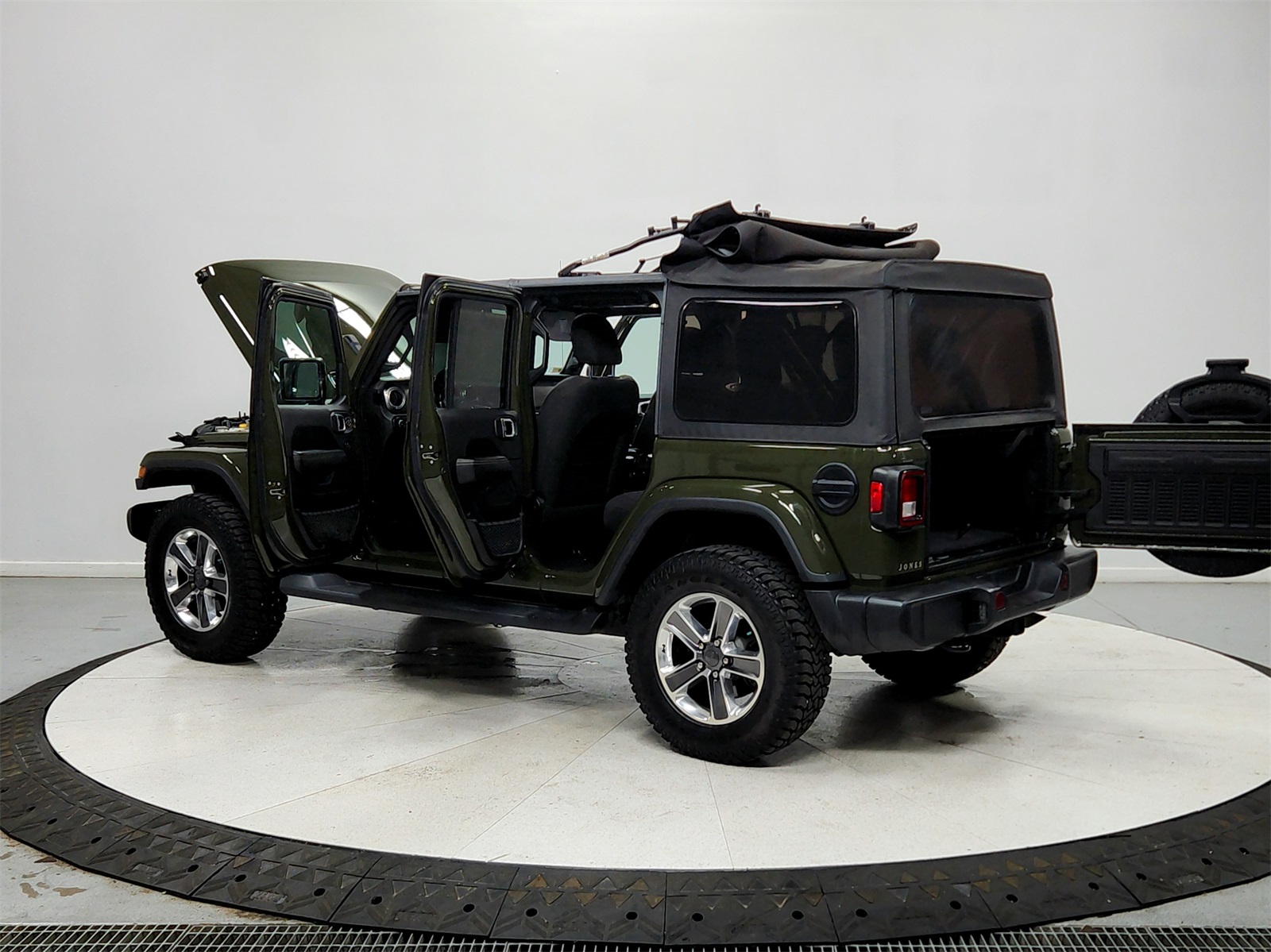 2021 Jeep Wrangler Unlimited Sahara photo 13