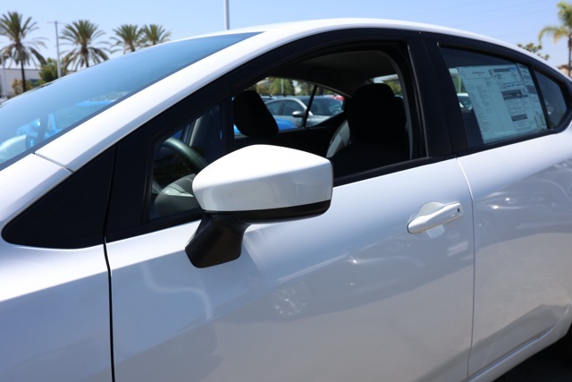 2025 Nissan Versa 1.6 SV photo 11