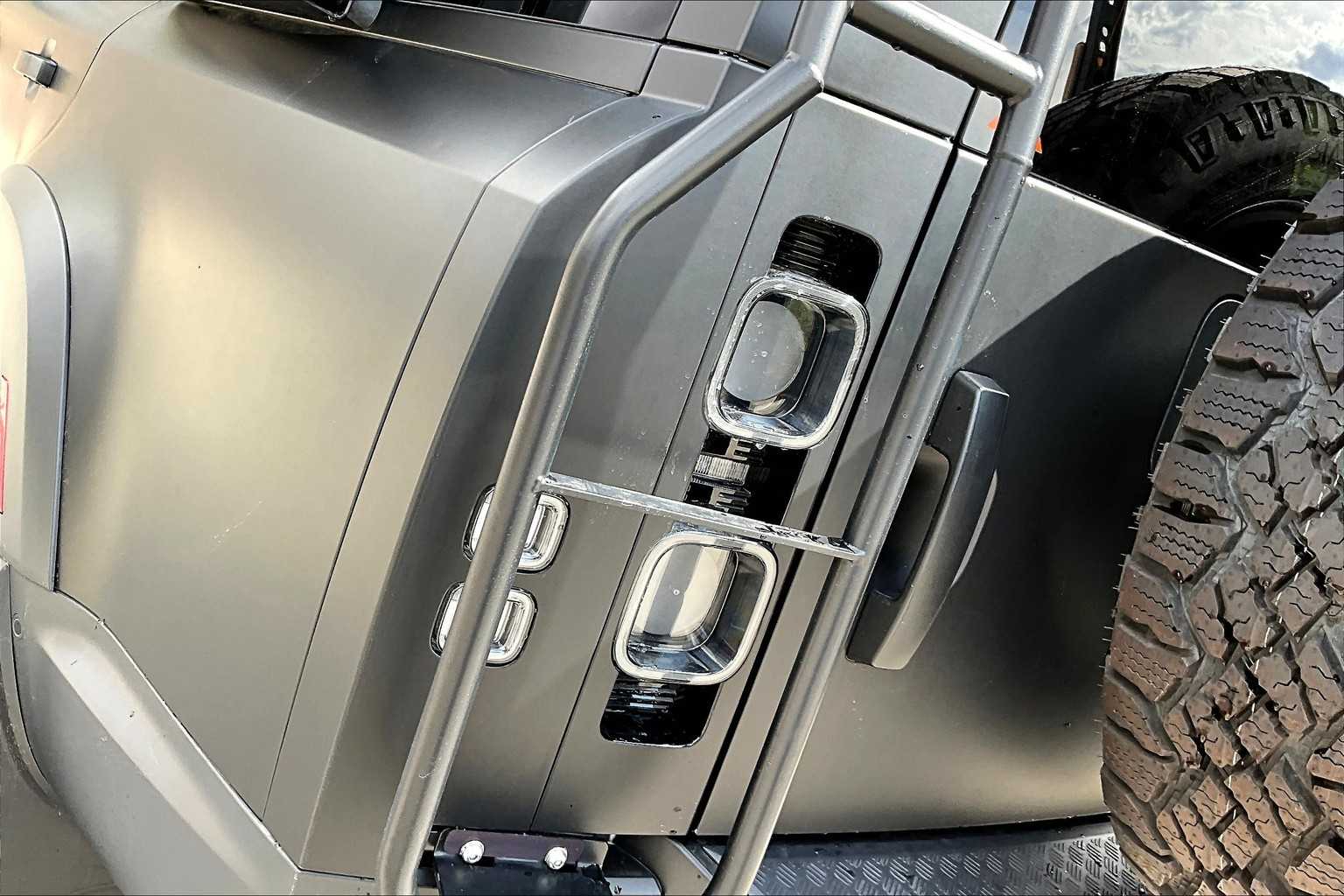 2023 Land Rover Defender SE photo 21