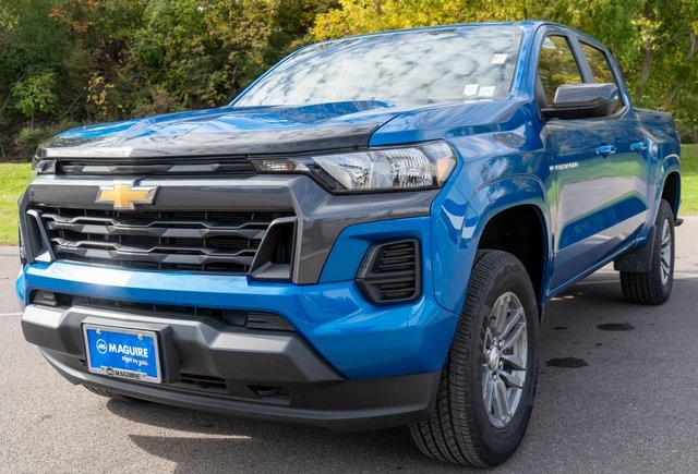 2023 Chevrolet Colorado LT photo 2