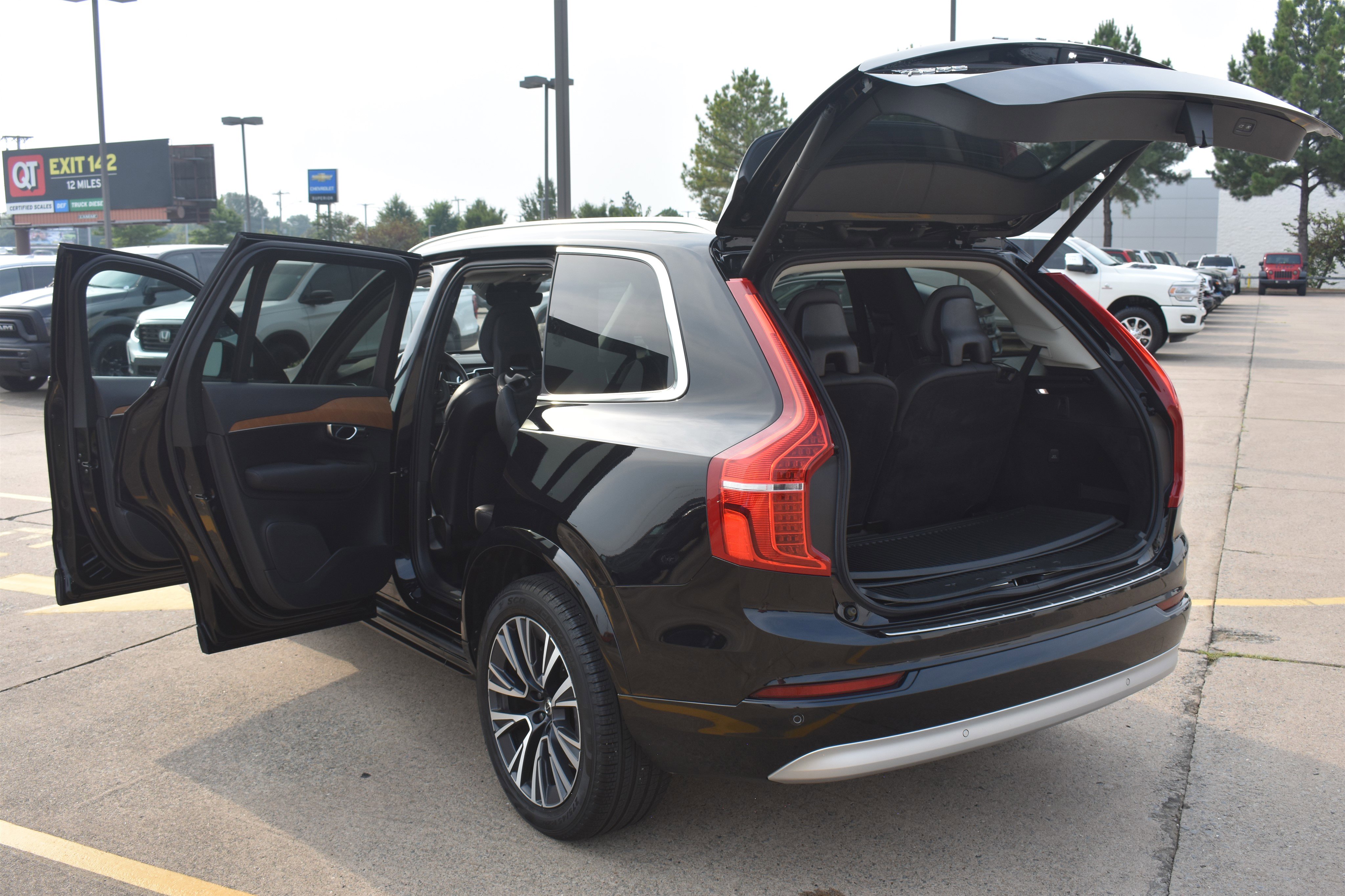 2022 Volvo XC90 T6 Momentum AWD photo 7