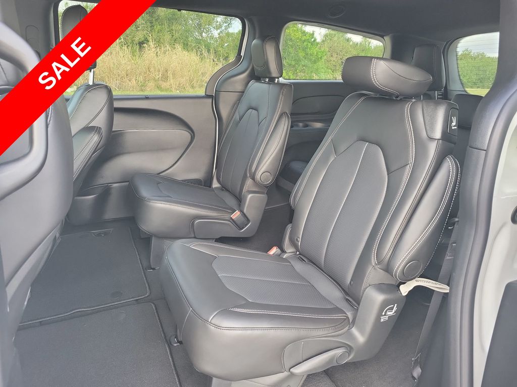 2025 Chrysler Pacifica photo 22