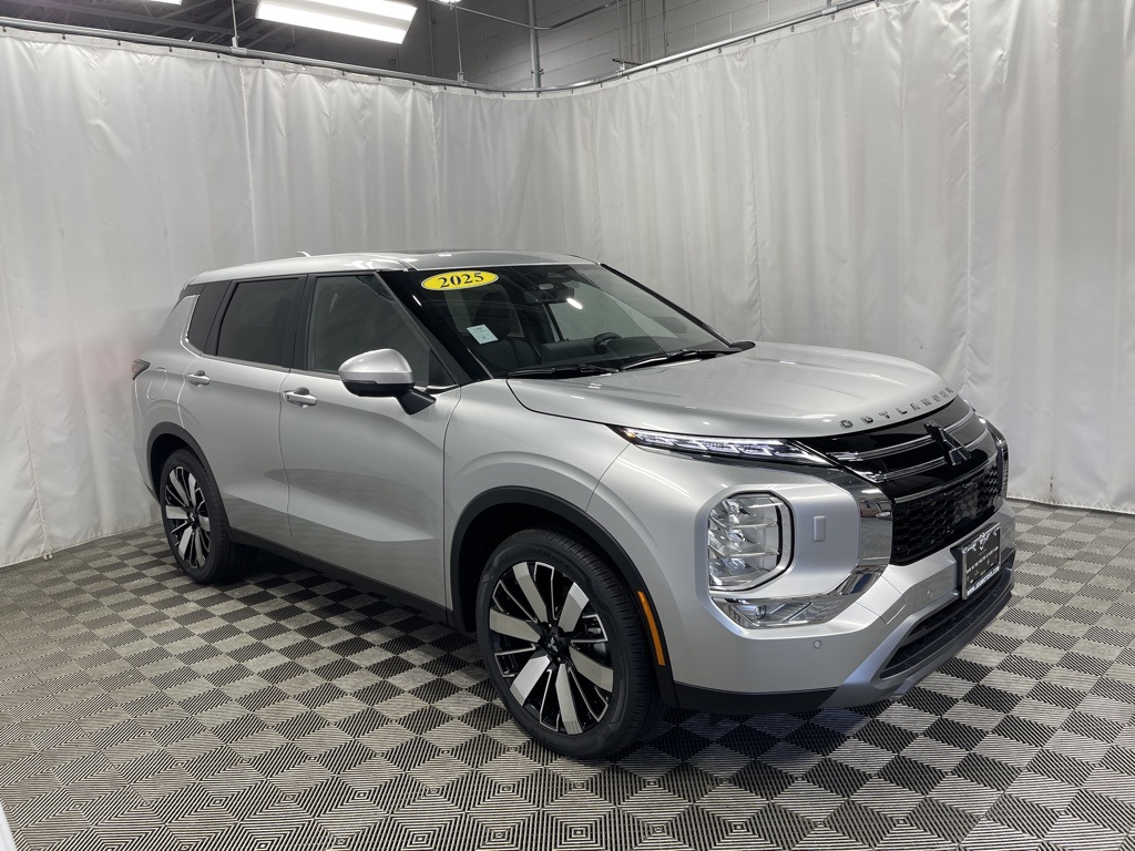 2025 Mitsubishi Outlander SE photo 2