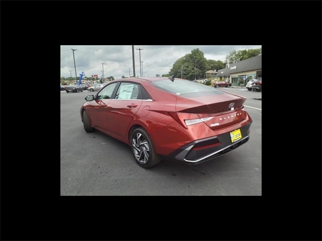 2024 Hyundai Elantra SEL photo 4