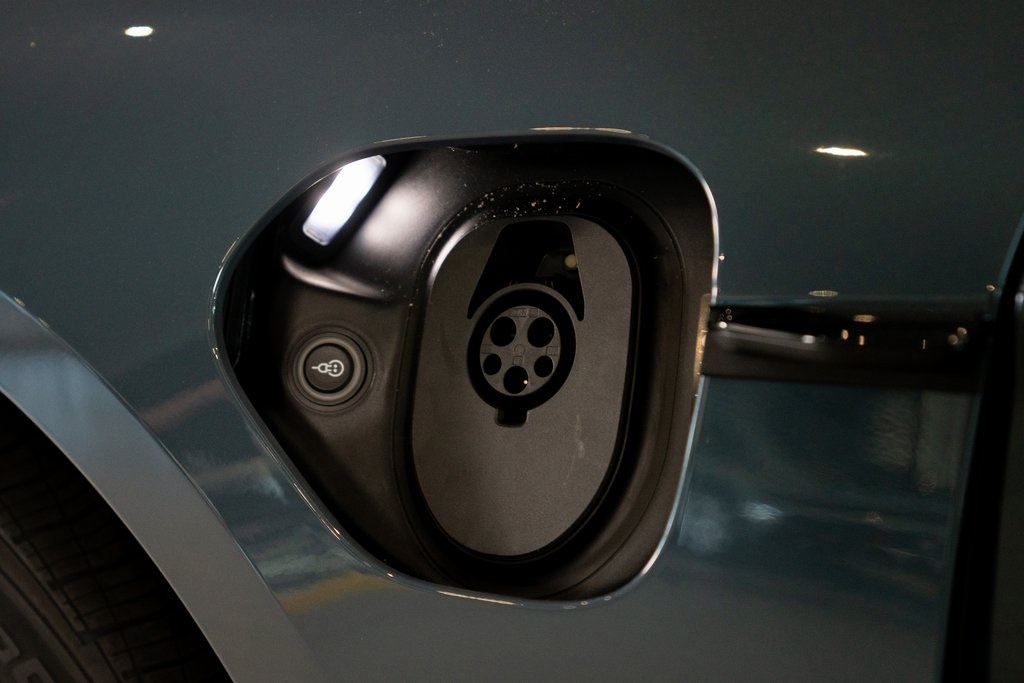 2025 Porsche Taycan 4 photo 13