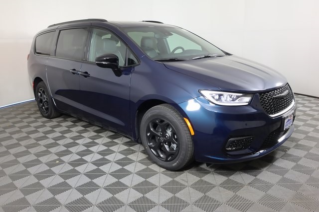 2025 Chrysler Pacifica Hybrid photo 2